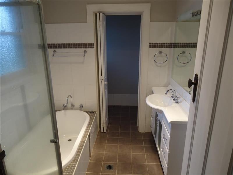 25 Sunshine Ave, Turvey Park NSW 2650