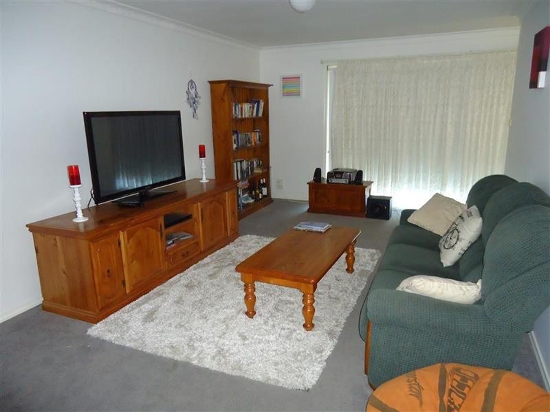 3/8 Honeysuckle Pl, Lake Albert NSW 2650