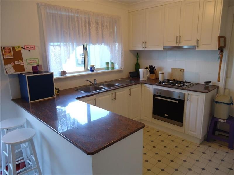 3/8 Honeysuckle Pl, Lake Albert NSW 2650