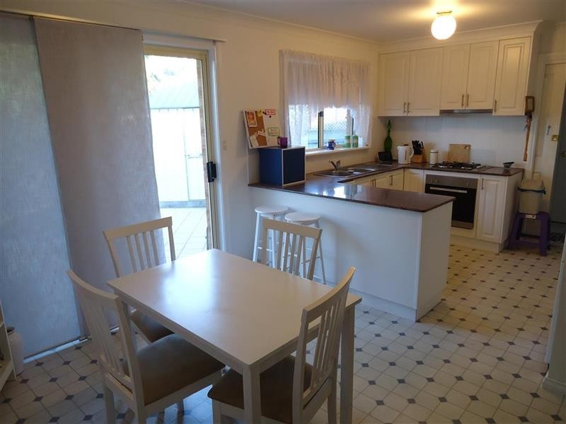 3/8 Honeysuckle Pl, Lake Albert NSW 2650