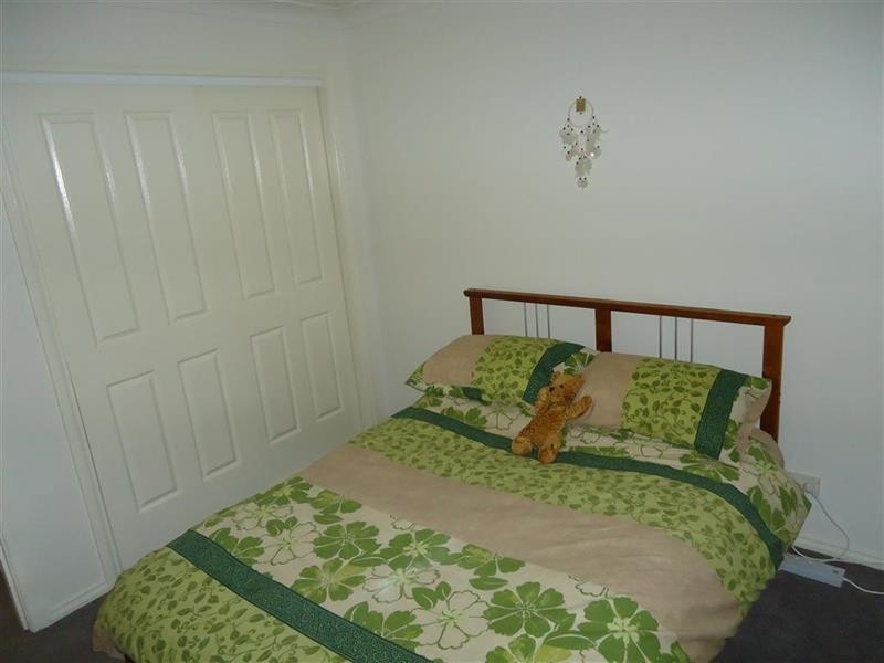 3/8 Honeysuckle Pl, Lake Albert NSW 2650