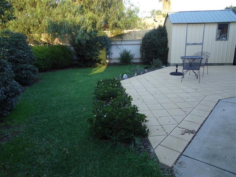 3/8 Honeysuckle Pl, Lake Albert NSW 2650