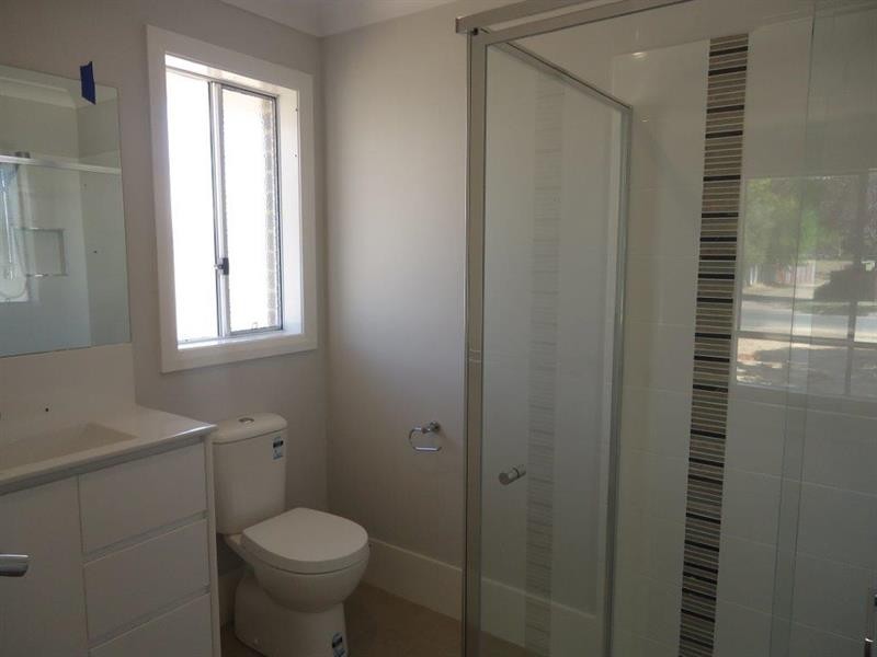 3 Craft  St, Lake Albert NSW 2650