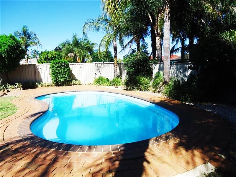 27 Kaldari Cres, Glenfield Park NSW 2650