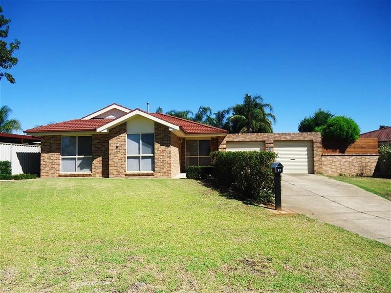 27 Kaldari Cres, Glenfield Park NSW 2650