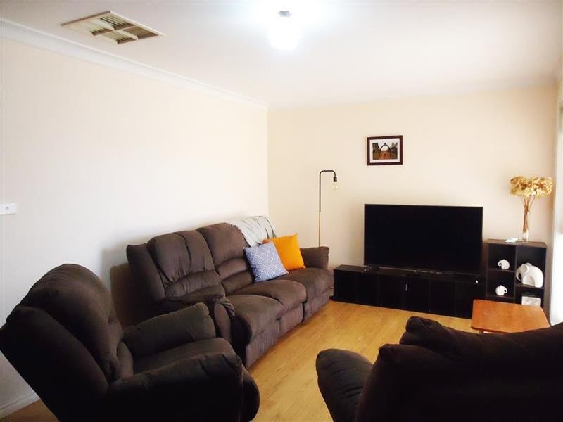 27 Kaldari Cres, Glenfield Park NSW 2650