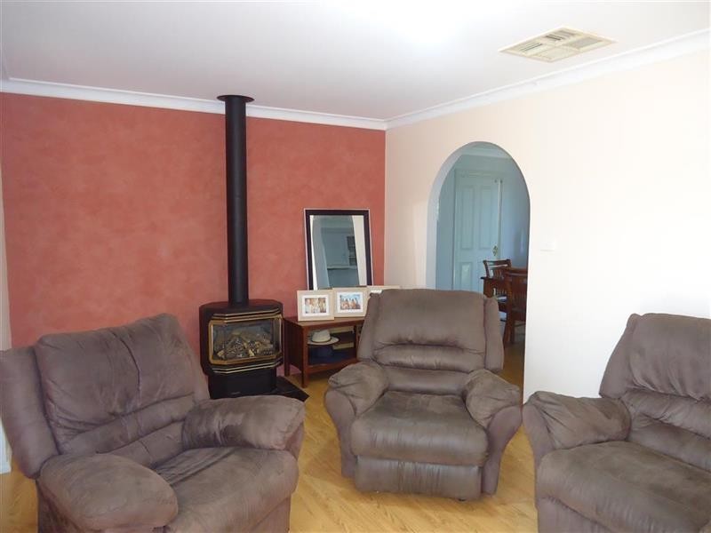 27 Kaldari Cres, Glenfield Park NSW 2650