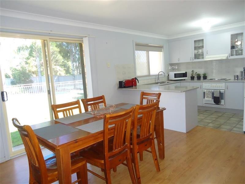 27 Kaldari Cres, Glenfield Park NSW 2650