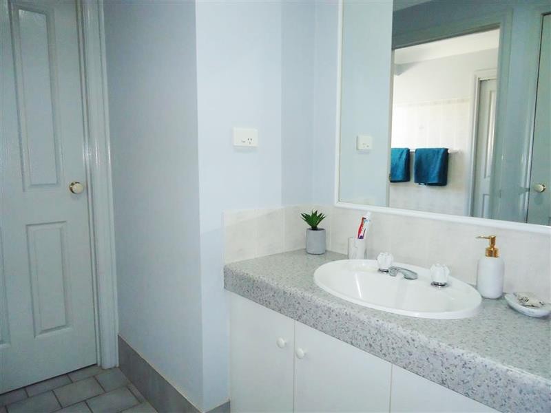 27 Kaldari Cres, Glenfield Park NSW 2650