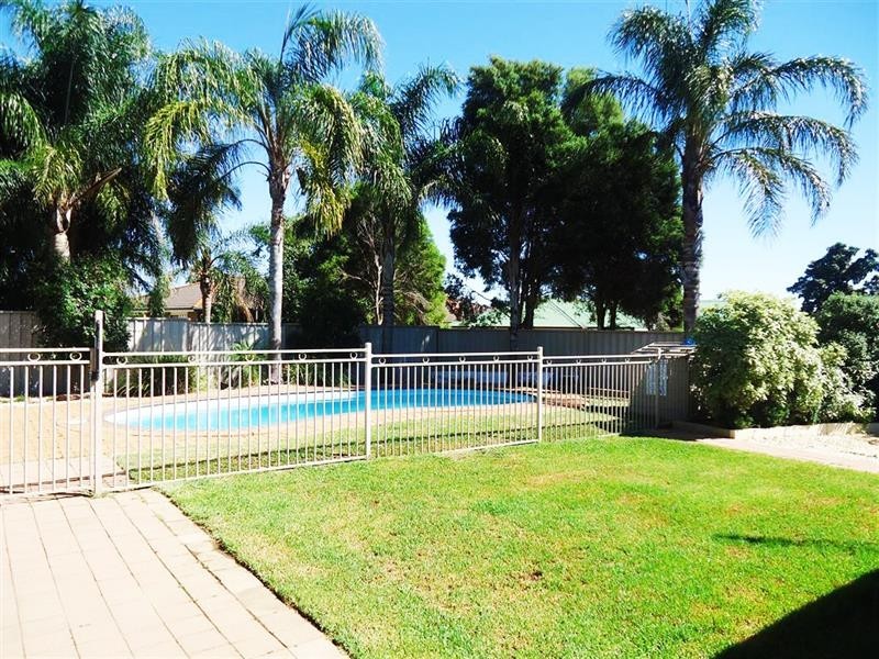 27 Kaldari Cres, Glenfield Park NSW 2650