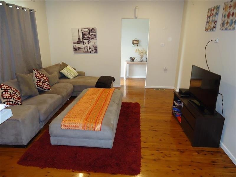 32 Anne St, Tolland NSW 2650