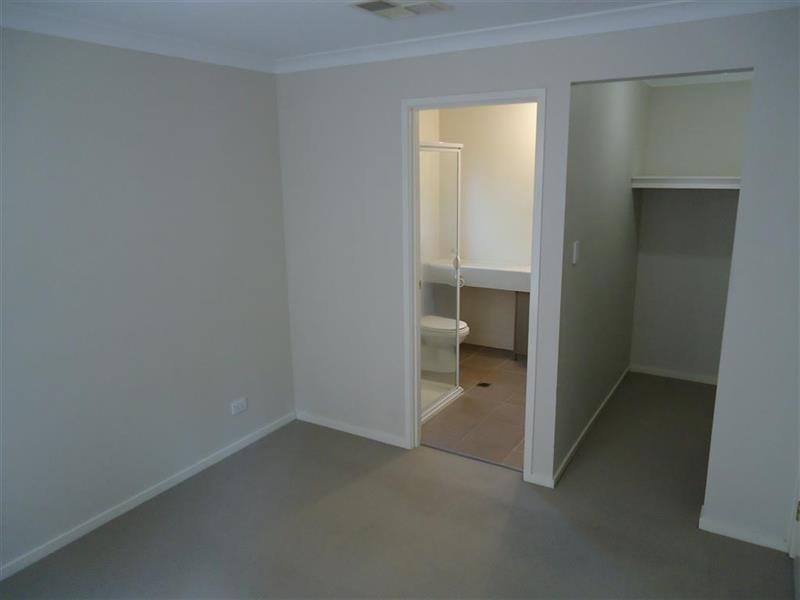 9 Gunyah Pl, Glenfield Park NSW 2650