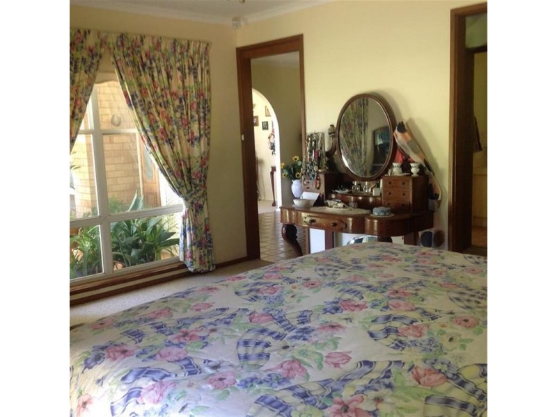 52 Plumpton Rd, Lake Albert NSW 2650