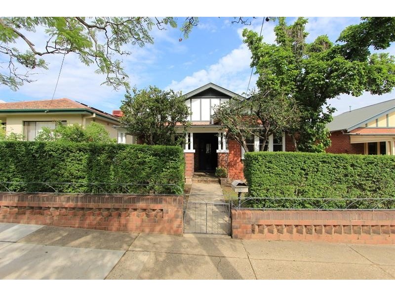 8 Macleay St, Turvey Park NSW 2650