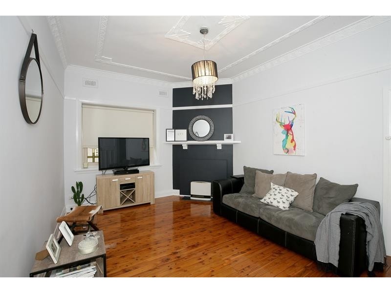 8 Macleay St, Turvey Park NSW 2650