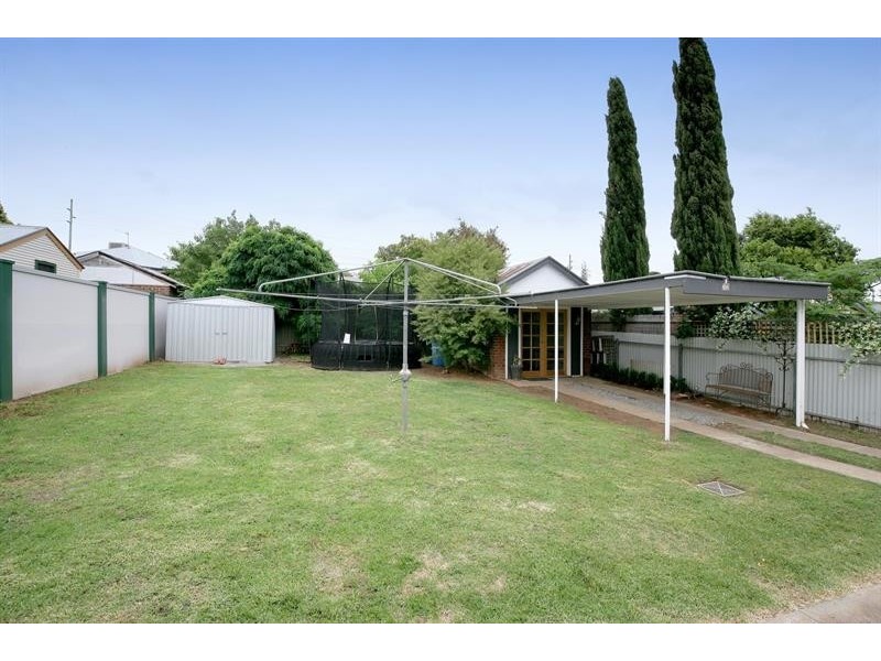 8 Macleay St, Turvey Park NSW 2650