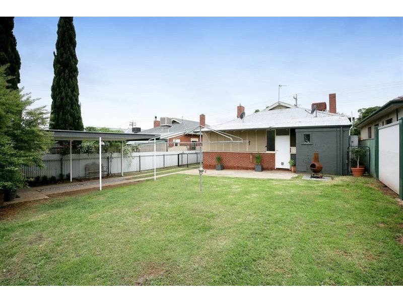 8 Macleay St, Turvey Park NSW 2650