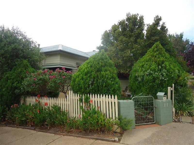 11 Coleman St, Turvey Park NSW 2650