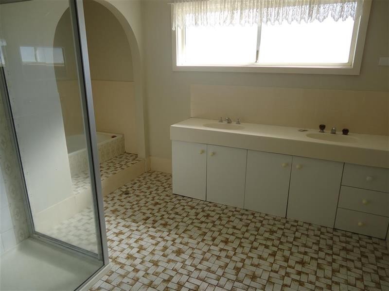 55 White Ave, Kooringal NSW 2650