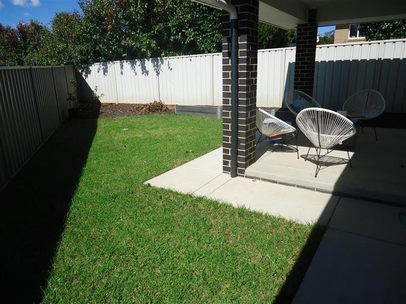 4/26 Pooginook Pl, Bourkelands NSW 2650