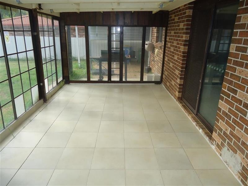 12 Kobi Pl, Glenfield Park NSW 2650