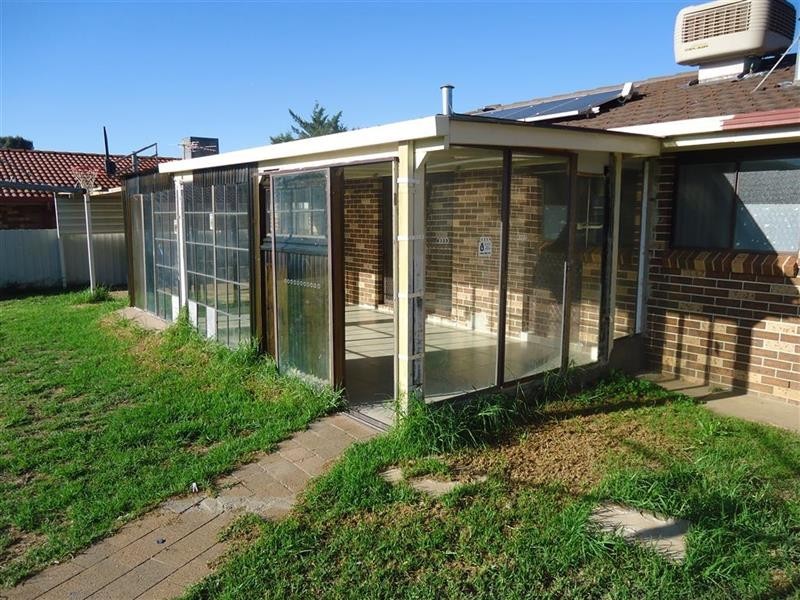 12 Kobi Pl, Glenfield Park NSW 2650