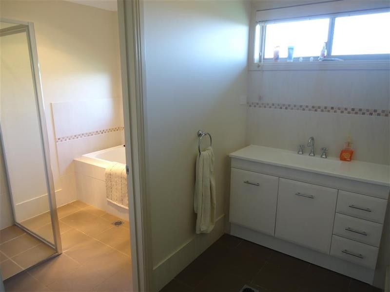 24 Quandong Pl, Forest Hill NSW 2651