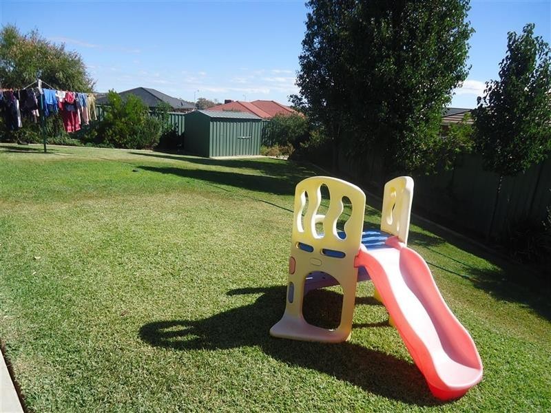 24 Quandong Pl, Forest Hill NSW 2651