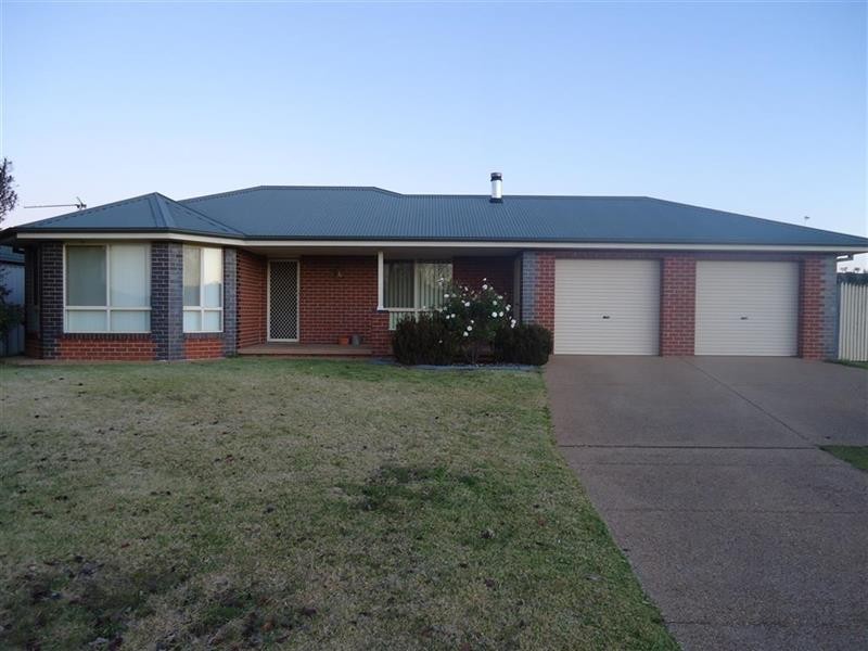 1 Kamaroo Ct, Glenfield Park NSW 2650