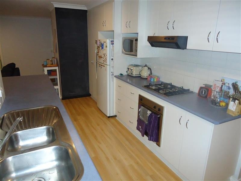 1 Kamaroo Ct, Glenfield Park NSW 2650