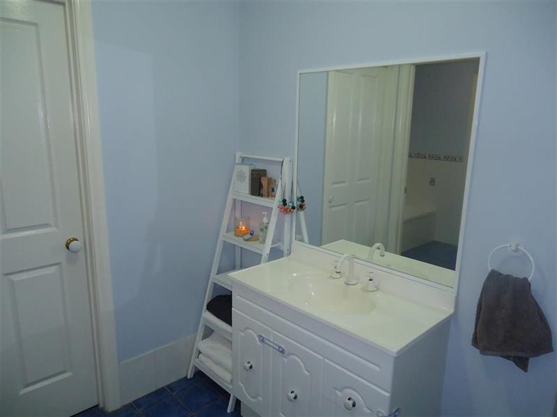 1 Kamaroo Ct, Glenfield Park NSW 2650