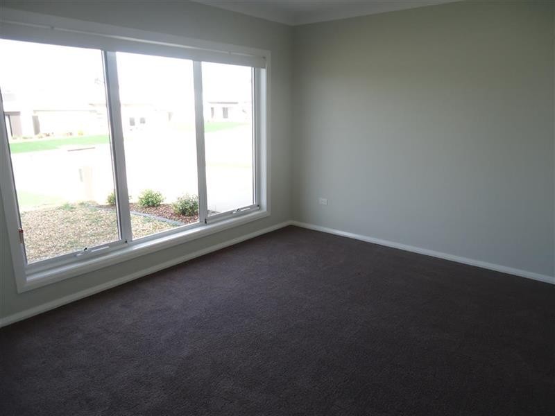 8 Chang Ave, Lloyd NSW 2650