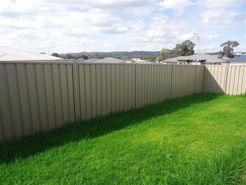 8 Chang Ave, Lloyd NSW 2650