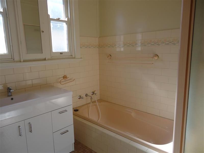 38 Mair St, Turvey Park NSW 2650