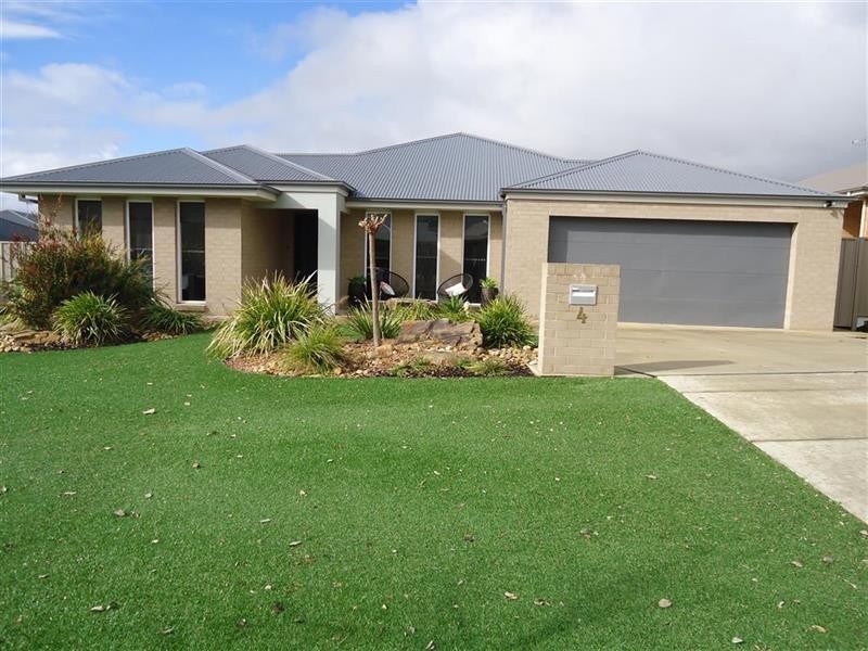 4 Preston Cres, Lloyd NSW 2650