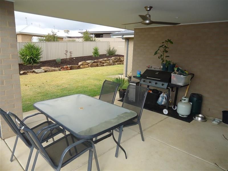 4 Preston Cres, Lloyd NSW 2650