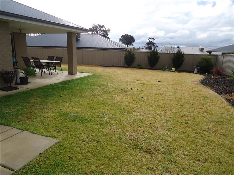 4 Preston Cres, Lloyd NSW 2650