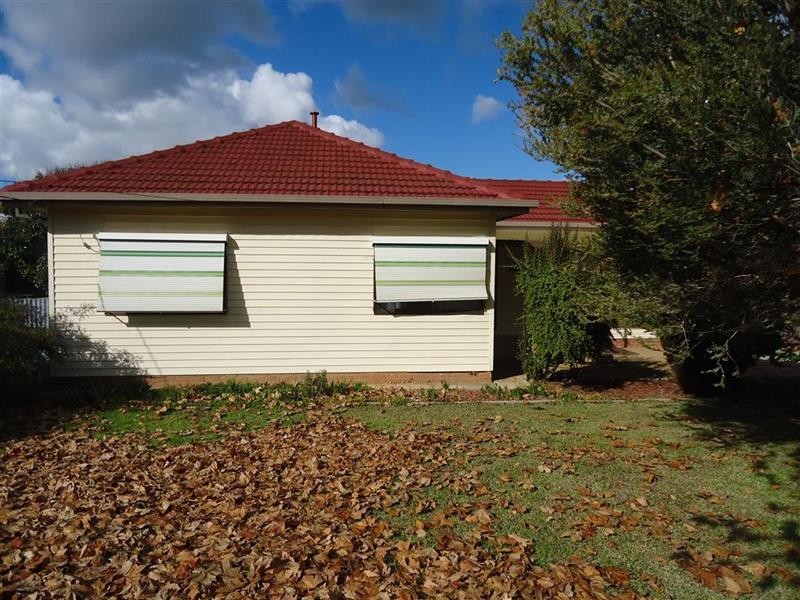 129 Grove St, Kooringal NSW 2650