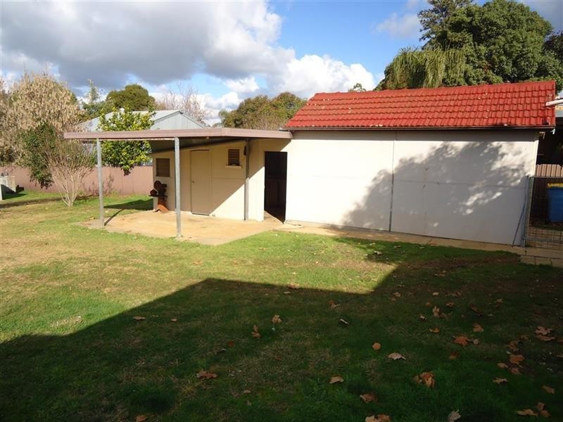 129 Grove St, Kooringal NSW 2650