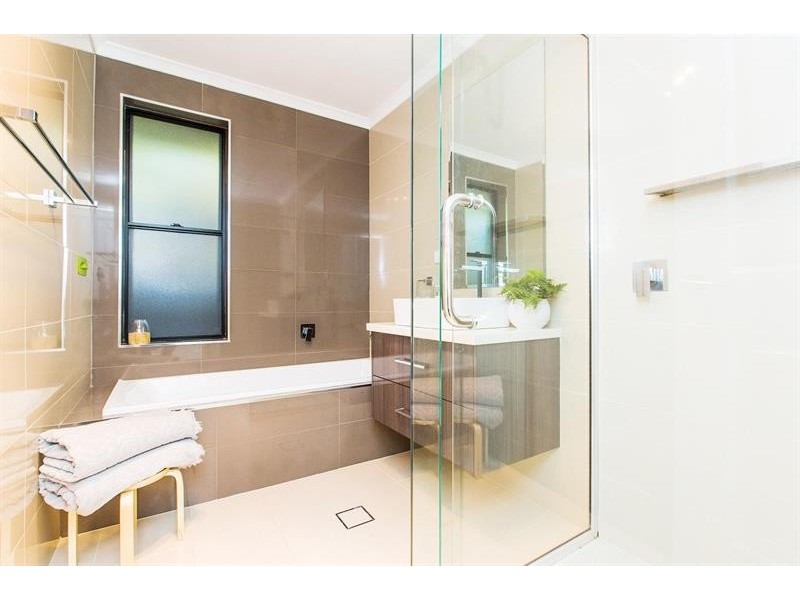 6 Ilex St, Lake Albert NSW 2650