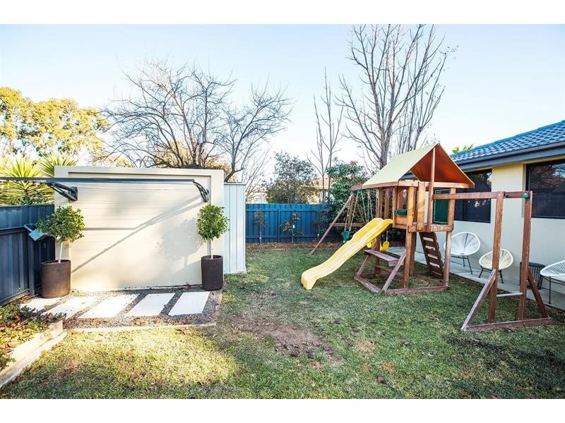 6 Ilex St, Lake Albert NSW 2650