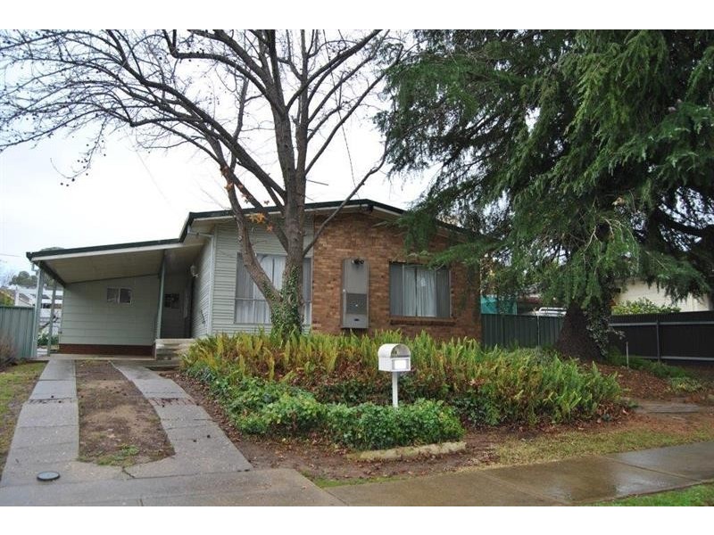 32 Boronia St, Kooringal NSW 2650