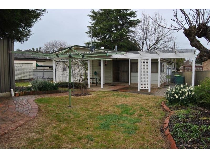 32 Boronia St, Kooringal NSW 2650