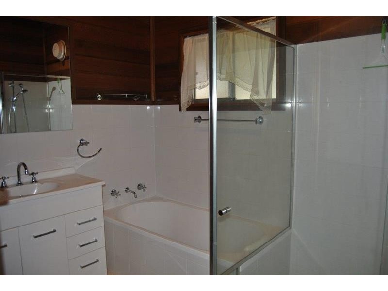 32 Boronia St, Kooringal NSW 2650