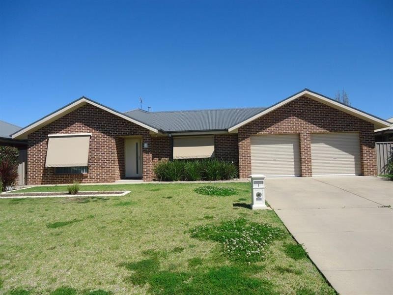 1 Carinya St, Glenfield Park NSW 2650