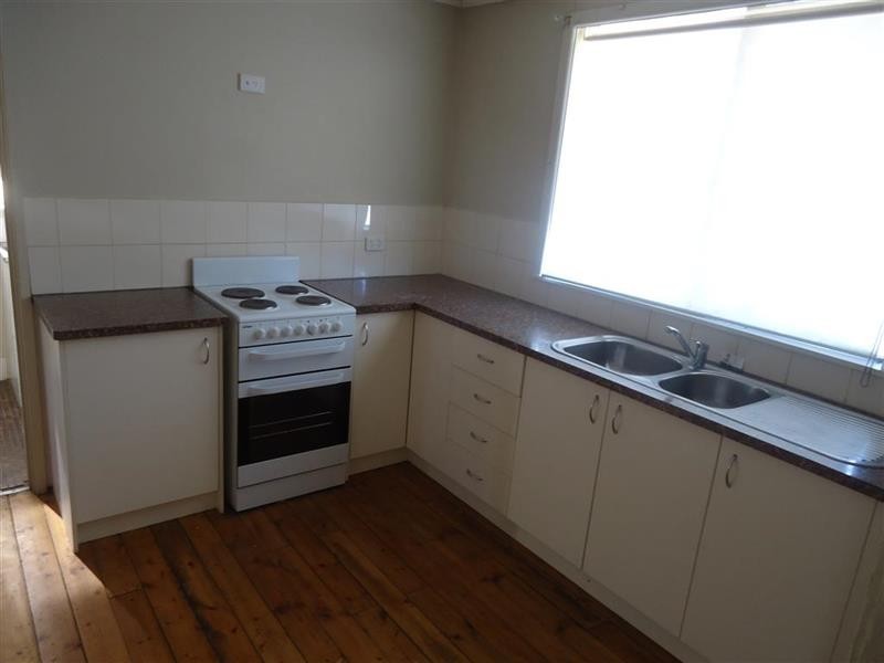 33 Blamey St, Turvey Park NSW 2650