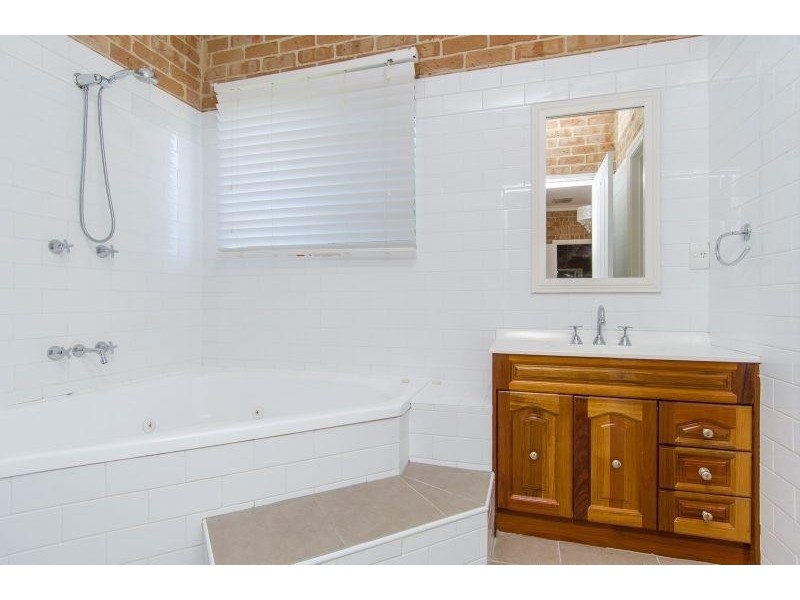 33 Lamilla St, Glenfield Park NSW 2650