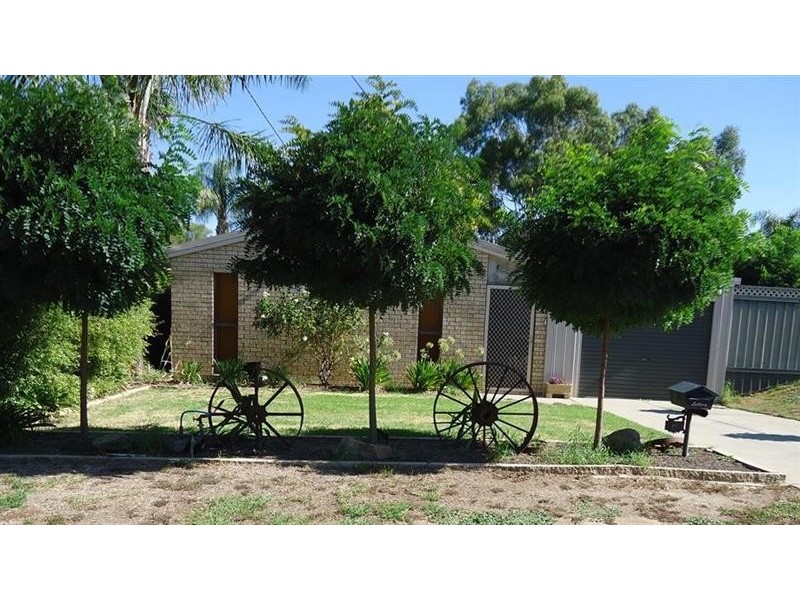6 Hume St, Lake Albert NSW 2650