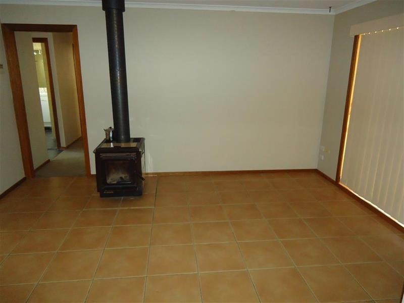 6 Hume St, Lake Albert NSW 2650