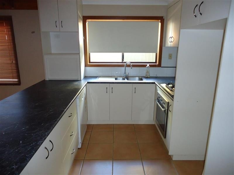 6 Hume St, Lake Albert NSW 2650